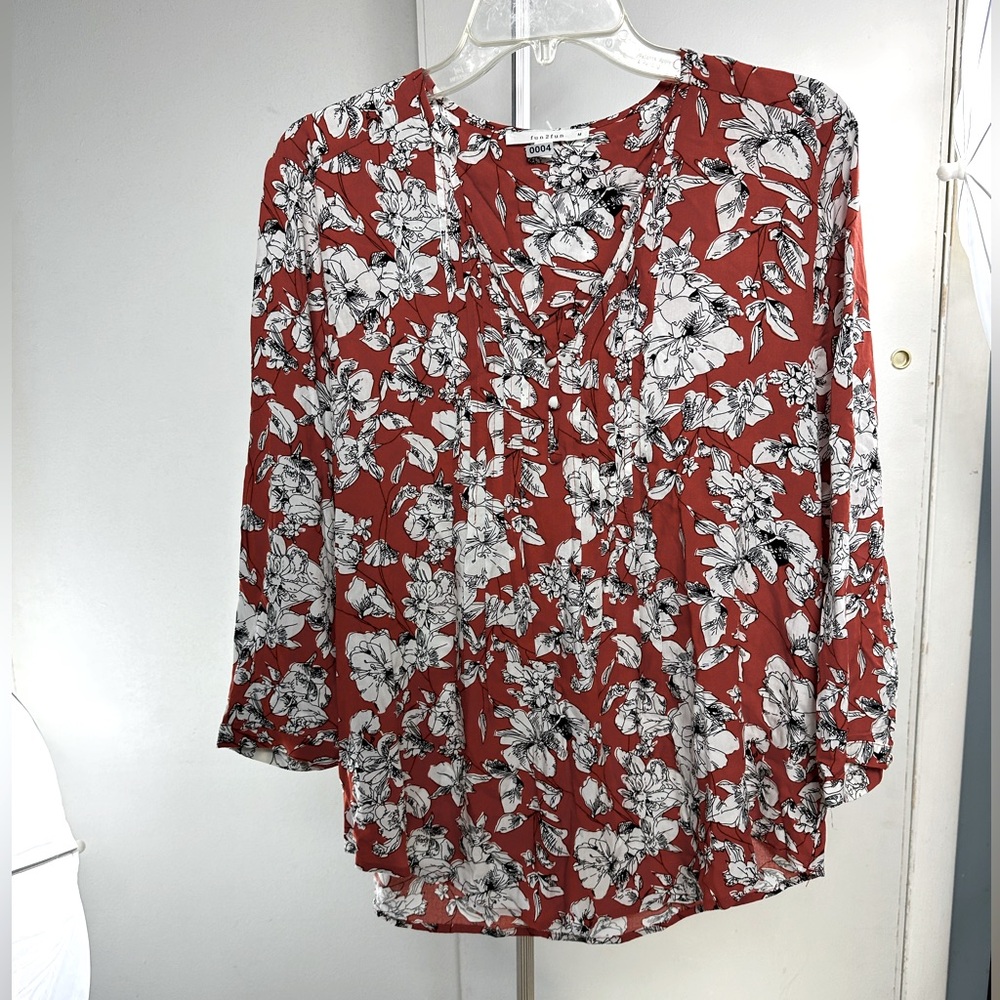 Red & white floral v-neck blouse NEW Fun2Fun -medium NWT top pleated w buttons
